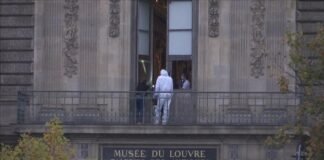 Video Search continues after brazen Louvre jewelry heist