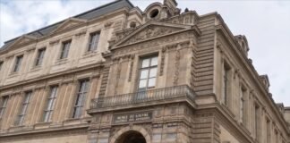 Video Urgent search for thieves behind brazen jewelry heist at the Louvre