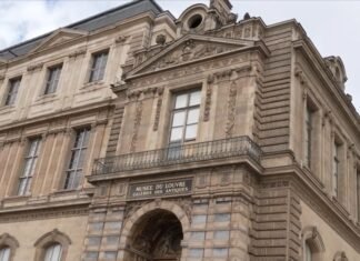 Video Urgent search for thieves behind brazen jewelry heist at the Louvre