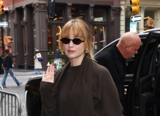 Jennifer Lawrence Zhuzhes up a Classic Fall Outfit