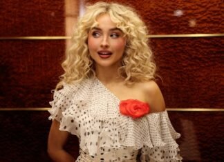 Sabrina Carpenter Nailed the Art of Showgirl Style on SNL