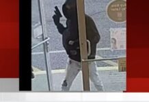 Armed man robs Elyria jewelry store