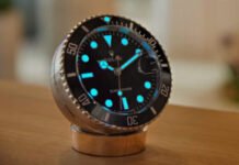 Office-Dweller: Rolex Debuts Submariner Desk Clock and Gold
Cufflinks