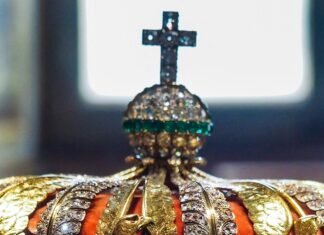 Louvre Heist: How Thieves Stole “Priceless” Jewelry in 7 Minutes, Shutting Down Paris Museum