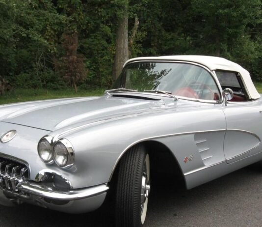 CLASSIC CLASSICS: 1960 Corvette with a cozy cockpit