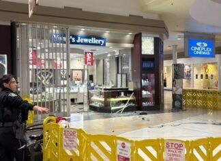 Cambridge jewelry store robbed in smash-and-grab