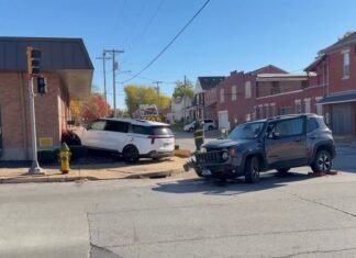 Car crashes into Quincy jewelry store, 1 person sent to hospital