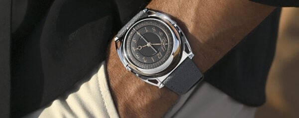 Introducing – A New Edition of the Superb De Bethune Kind of
Two Jumping GMT