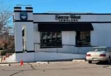 One suspect hospitalized, one at large after attempted burglary at Murray jewelry store