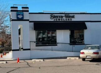 One suspect hospitalized, one at large after attempted burglary at Murray jewelry store
