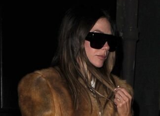 Victoria Beckham Just Put an Elegant and Fresh Spin on the Anti-Trend Jeans That Petite Women Love