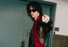 Why Am I Only Now Getting Into the Skinny Little Scarf?