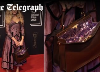 Apparently leaving your handbag open is now fashionable (just don’t do it in London)