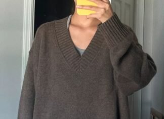 My Chicest Colleague Keeps Wearing This Perfect Cashmere Jumper to the Office—Now It’s Back in Stock