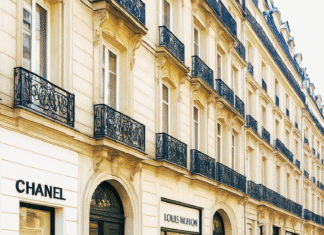 Jewelers Back On Avenue Montaigne