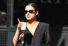 This Envelope-Sized Bag Has Claimed The It-Bag Throne