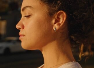 Tiny smart earring blurs the line between tech and jewelry