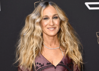 Sarah Jessica Parker Swaps Her Signature Fendi Baguette for the New Pickpocket-Friendly Peekaboo