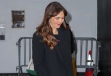 If You’re Anti-Heels, This Is the Flat-Shoe Trend to Wear With Sheer Tights This Winter