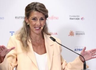 What’s behind the controversial bag? Yolanda Díaz clarifies that her daughter’s accessory was a copy bought at a flea market – La Voz De Ibiza