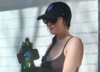 Tracy Anderson, Glass Mountain Valley, and *These* Black Sneakers—Meet the “Rich” Winter Workout Uniform