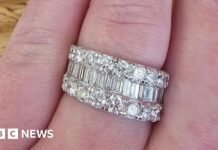 Jewellery stolen in ‘brazen’ knifepoint robbery