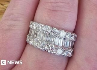 Jewellery stolen in ‘brazen’ knifepoint robbery