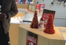 Masked jewelry thief leaves clues behind after smash-and-grab at Auburn pawn shop