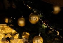 TOTÓ DUBAI UNVEILS BESPOKE CHRISTMAS TREE IN COLLABORATION WITH TEMPERLEY LONDON