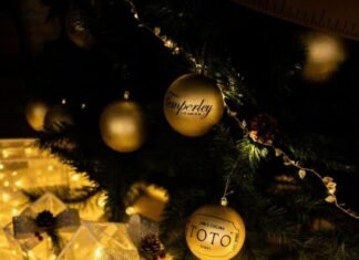 TOTÓ DUBAI UNVEILS BESPOKE CHRISTMAS TREE IN COLLABORATION WITH TEMPERLEY LONDON