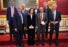 Geoffrey Hinton: AI is coming for many more jobs in 2026