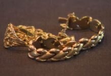 Gold prices hit historic highs, more people selling jewelry for extra cash