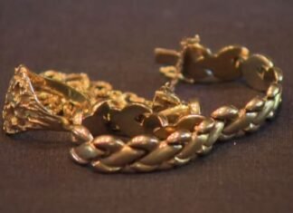 Gold prices hit historic highs, more people selling jewelry for extra cash