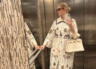 Kelly Rutherford Is the Queen of Iconic Elevator Selfies—These Are the Beauty Products Tucked Away in Her Birkin