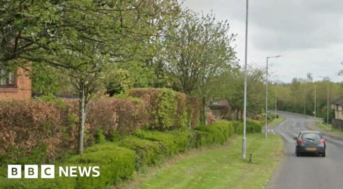 Thieves steal jewellery and £20,000 cash in two home break-ins