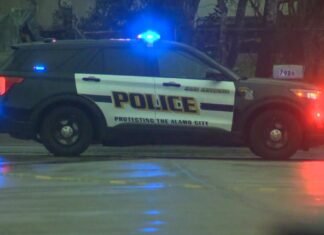 Two masked suspects rob jewelry store on northwest side, police say