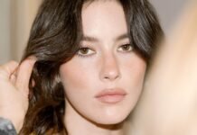 A Step-By-Step Look At Gracie Abrams’ Glowy Holiday Makeup
