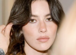 A Step-By-Step Look At Gracie Abrams’ Glowy Holiday Makeup