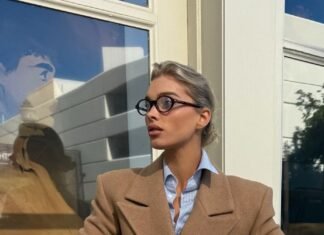 If You Want to Look Like an It Girl in a Blazer, Wear It With the Buzzy Accessory Trend Everyone Wants RN