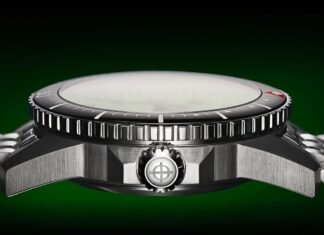 A Famous $2,000 Dive Watch Is Now Selling for $125, and Reddit Is Going Nuts