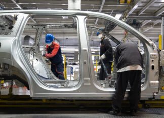 U.S. Automakers’ Foreign Troubles Now Extend to Canada