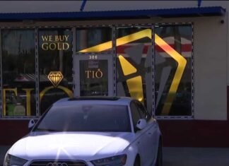 Cape Coral police conduct active investigation at jewelry store off NE Pine Island Rd