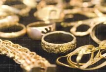 Men steal $500,000 in jewelry after cutting hole in bathroom wall