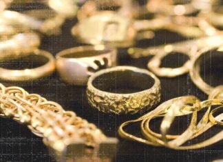 Men steal $500,000 in jewelry after cutting hole in bathroom wall