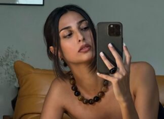 From “Bouche Mordue” to Hair Pins, French Women Are Already Setting These Year-Defining Beauty Trends