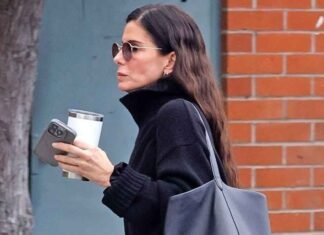 *Not* Stovepipe—The 2026 Denim Trend Chic Women Over 50 Are Wearing With Chelsea Boots