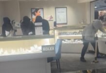 Video shows quick smash-and-grab robbery at Weberstown Mall jewelry store