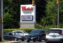 Trumbull Mall jewelry store hit in smash-and-grab burglary, police say