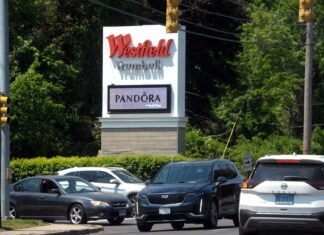 Trumbull Mall jewelry store hit in smash-and-grab burglary, police say