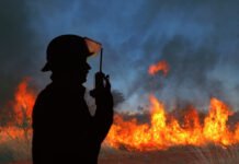 Texas firefighters race to contain blaze engulfing 435 acres